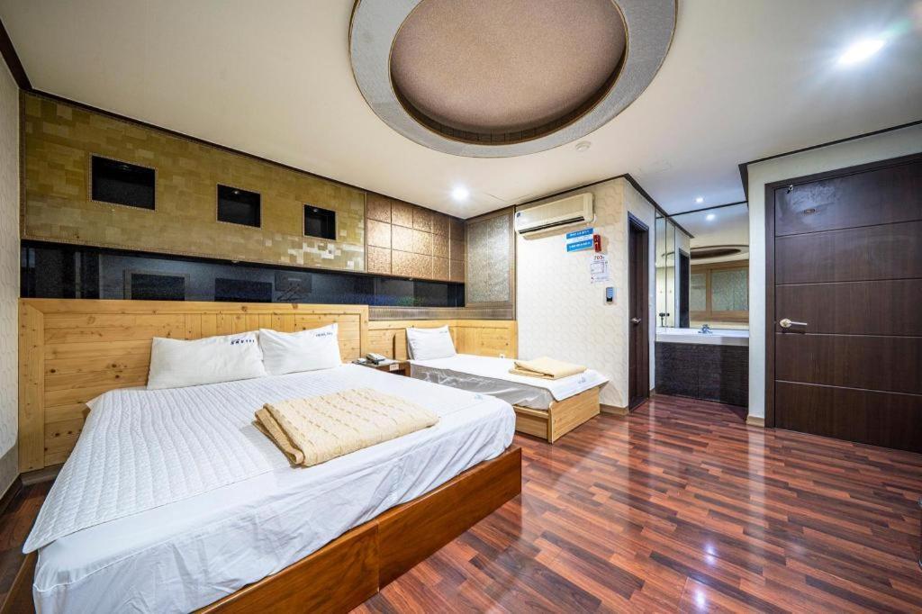 Sky Hotel Changwon Exterior foto