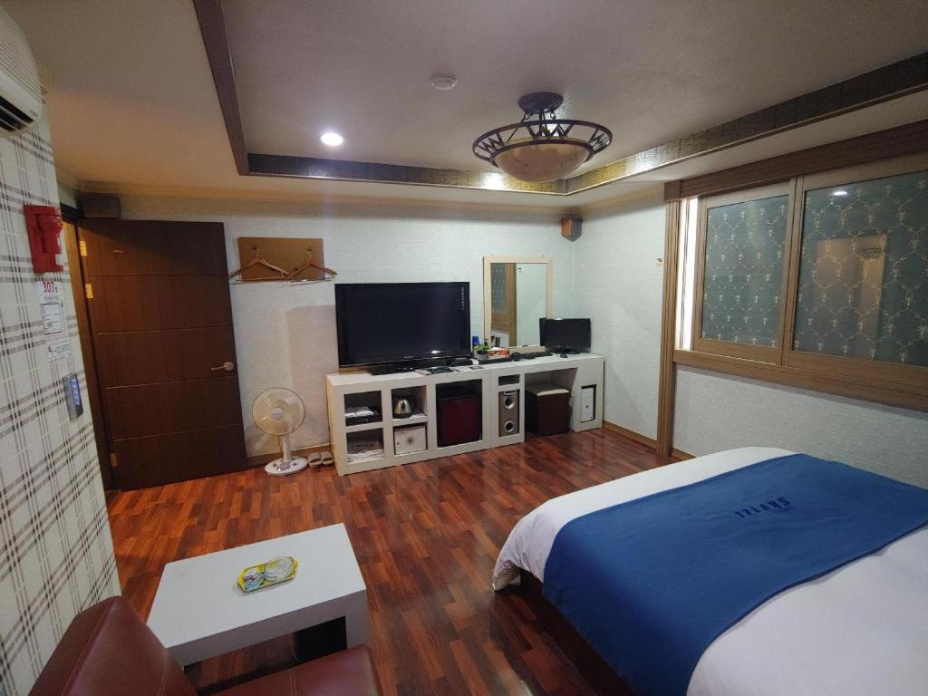 Sky Hotel Changwon Exterior foto